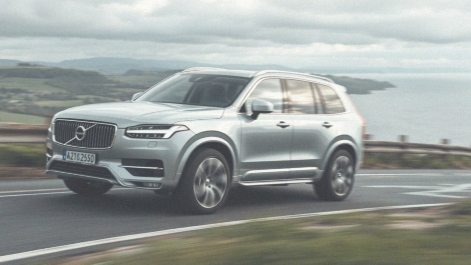 Jakie są osiągi silnika w modelu XC90 Inscription?