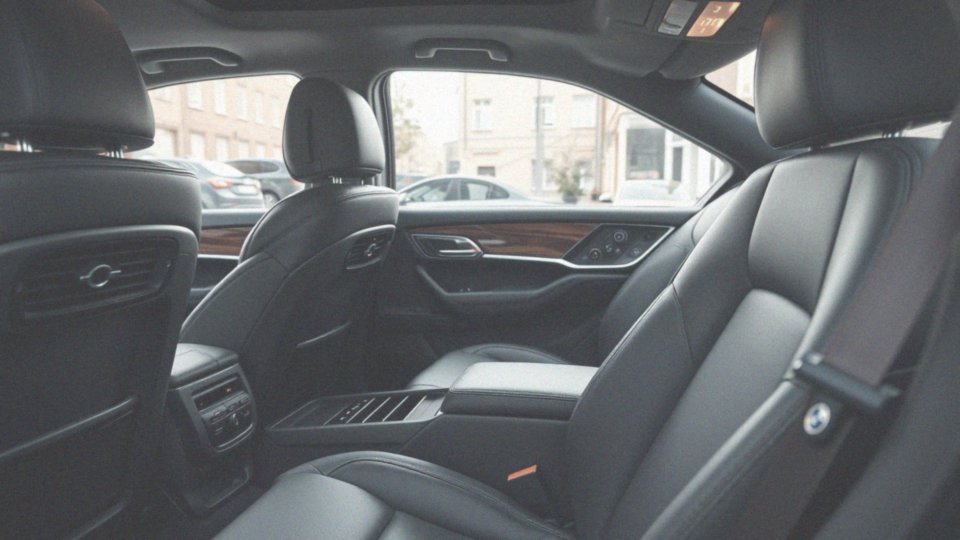 Jakie luksusowe elementy zawiera XC60 Inscription?